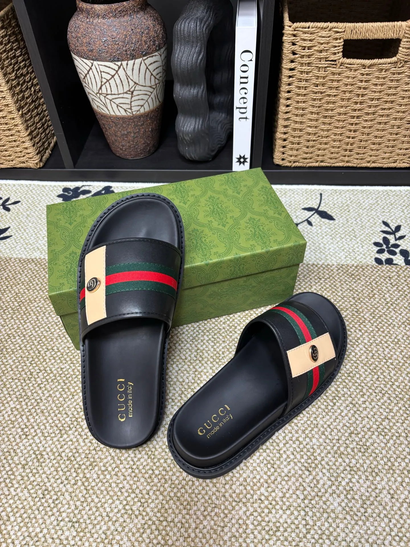 Factory 💰 300 yuan Gucci slippers] high-end men's shoes brand official website 1:1 latest masterpiece: original mold customization, the fabric is made of imported original materials, upgraded outsole, lighter and non-slip. The market's top quality, simple yet tasteful, a must-have for fashionistas, fashionable at your feet, full of confidence, the same style at the counter 👍The season of summer slippers is here. Code: 38-45 (45 customized)